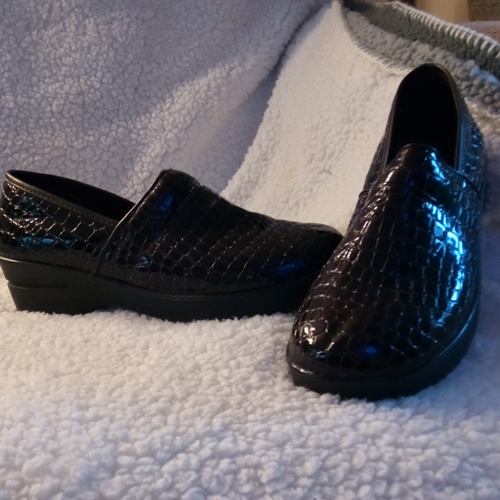 #19 brown alligator patterned clogs